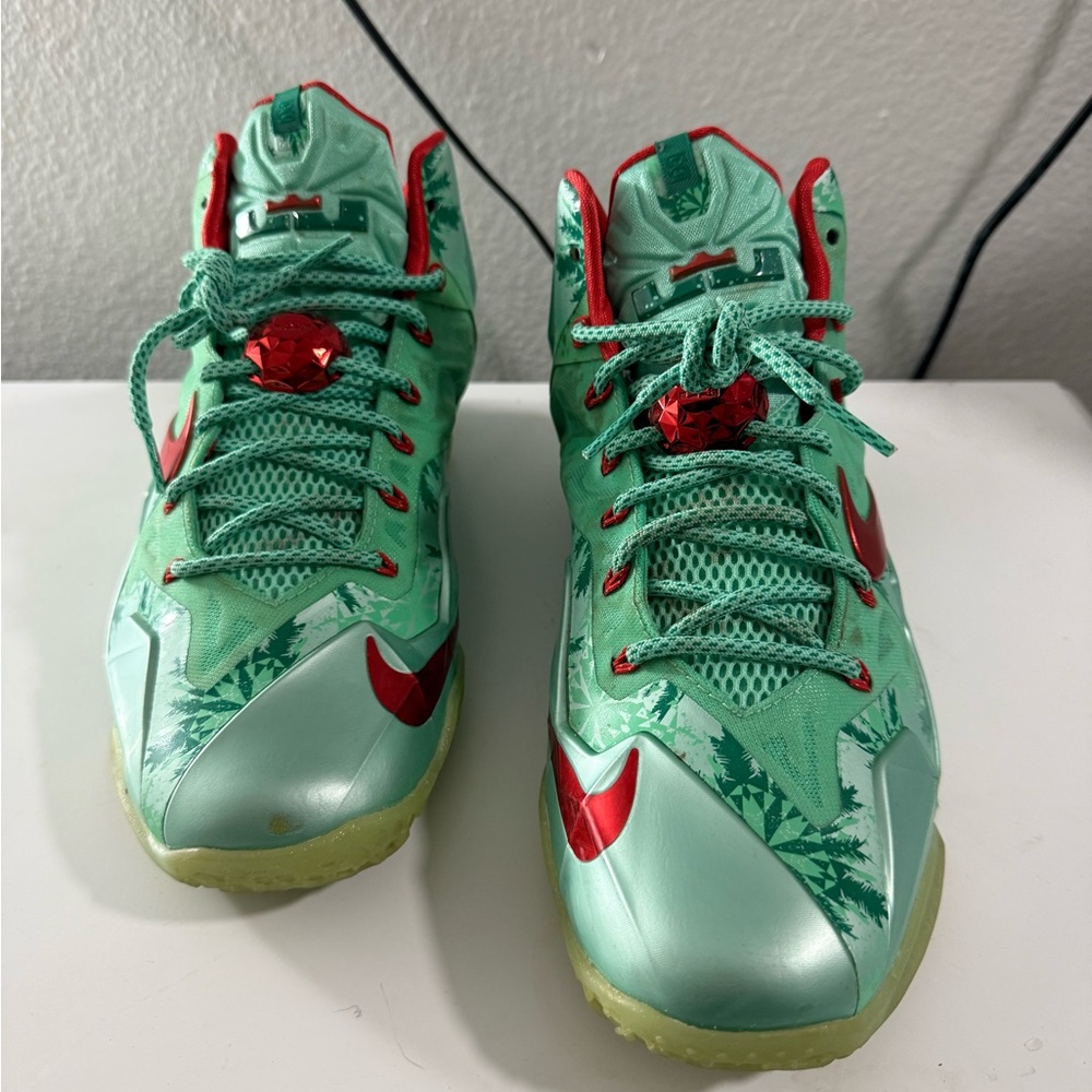 Nike lebron 11 Christmas Men's Sneakers in Green with Red Accents - Picture 4 of 8